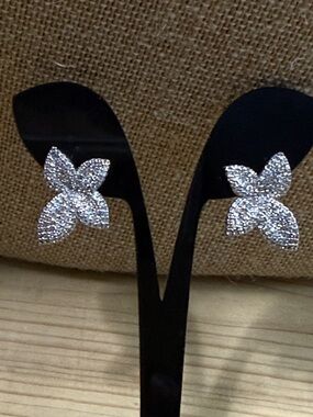 Fashion Jewelry Sparkling Silver Floral Stud Earrings